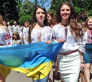 Ukrainiečiai tradiciniais rūbais demonstravo vienybę Kijevo gatvėse