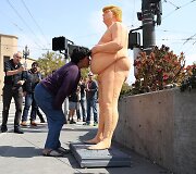 Nuogo Donaldo Trumpo skulptūra Niujorke