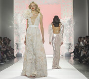 &bdquo;Badgley Mischka&ldquo; 2020 m. pavasario ir vasaros kolekcijos modelis