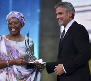 Clooney Jerevane įteikė Au&scaron;ros apdovanojimą burundietei, per karą priglaudusiai tūkstančius na&scaron;laičių