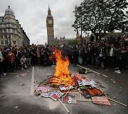 Britai protestuoja prie&scaron; konservatorių planuojamas taupymo priemones