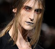 &bdquo;Yohji Yamamoto&ldquo; 2019 m. pavasario ir vasaros kolekcijos modelis