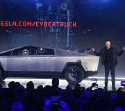 Nesėkminga &bdquo;Tesla&ldquo; pikapo pristatymo ceremonija sutrikdė E.Muską