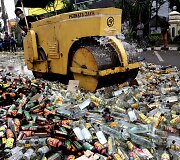 Indonezijoje sunaikinamas konfiskuotas alkoholis
