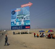 Ry&scaron;kus kontrastas tarp reklamų ir nykaus Peru peizažo