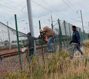 Migrantai Prancūzijoje mėgina pasiekti Didžiąją Britaniją per Eurotunelį