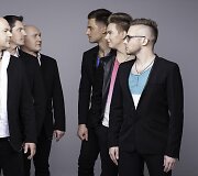 I&scaron; kairės: &bdquo;16 Hz&ldquo; nariai Petras Jucevičius, Skaidrius-Hardas Varslauskas, Robertas Jucevičius ir &bdquo;16 Hz Tribute&ldquo;: Evaldas Ragelis, Žilvinas Lipnickas, Matas Kaunietis