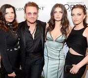 Bono su žmona Ali Hewson ir dukromis Eve bei Jordan 
