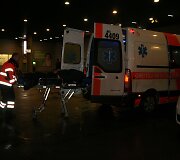 Medikai su policijos pagalba gabena gatvės miegalius į ligoninę