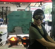 Jay Fai darbuojasi savo restoranėlyje &bdquo;Raan Jay Fai&ldquo; 