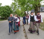 Jurbarko rajono Smalininkų miestelio gyventojai rinkti prezidento ir europarlamentarų atėjo pasipuo&scaron;ę tautiniais drabužiais
