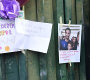 &bdquo;Fiorentina&ldquo; sirgaliai prie klubo stadiono ne&scaron;a gėles, dega žvakes ir ra&scaron;o žinutes netikėtai mirusiam Davide'ui Astori