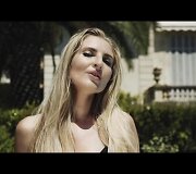 Eleonora Sebrova vaizdo klipe &bdquo;I Follow You&ldquo;