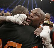 Floydas Mayweatheris po dvikovos apkabina savo
