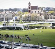 Vilniečiai džiaugiasi pražydusiomis sakuromis