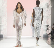 &bdquo;Badgley Mischka&ldquo; 2020 m. pavasario ir vasaros kolekcijos modelis