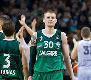 Aronas White'as