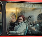 Keleiviai Londono autobuse