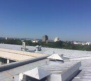 Kauniečiai montuoja saulės kolektorius ant Moldovos parlamento rūmų