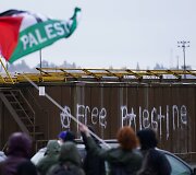 Protestuotojai blokavo JAV karinį laivą, kuriuo, manoma, gabenami ginklai Izraeliui