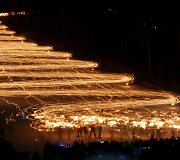 Slidininkai Rusijoje leidžiasi nuo &scaron;laito su deglais