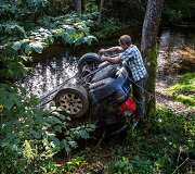 Patekęs į avariją kontrabandininkų žvalgų automobilis