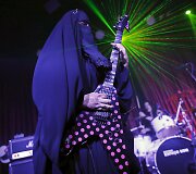 Musulmonė Gisele Marie grojanti sunkiojo metalo grupėje &bdquo;Spectrus&ldquo;