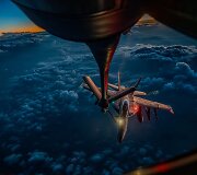 JAV karinių oro pajėgų lėktuvas &bdquo;KC-135 Stratotanker&ldquo; pildo degalų atsargas JAV karinio jūrų laivyno lėktuvui &bdquo;F/A-18F Super Hornet&ldquo; vir&scaron; Artimųjų Rytų operacijos &bdquo;Epic Fury&ldquo; metu