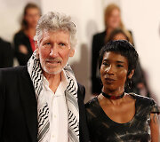 Rogeris Watersas, Kamilah Chavis
