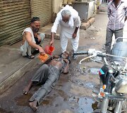 Varginanti kaitros banga Pakistane