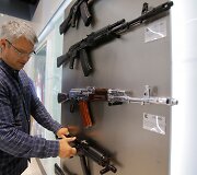 Maskvos oro uoste atidaryta Kala&scaron;nikovo ginklų ir suvenyrų parduotuvė