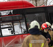 Autobusas nulėkė nuo kelio