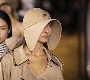 &bdquo;Burberry&ldquo; kolekcijos modelis