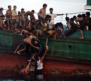 Imigrantai i&scaron; vandens traukia numestą humanitarinę pagalbą