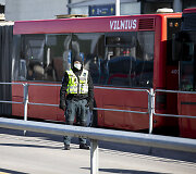Specialiosios tarnybos ir autobusai laukia atvykstančių keleivių