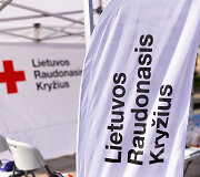 Socialinės apsaugos ir darbo ministrė Monika Navickienė Katedros aik&scaron;tėje i&scaron;lydėjo Lietuvos Raudonojo Kryžiaus savanorių ekipažą,