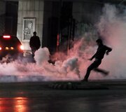 Kosove per opozicijos deputato apklausą policijoje jo &scaron;alininkai buvo tramdomi a&scaron;arinėmis dujomis