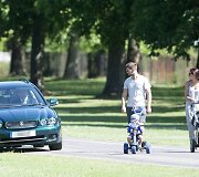 Skubėdama į bažnyčią karalienė Elizabeth II aplenkė jauną &scaron;eimą ir apvažiavo ją per veją