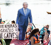 Kritiką valdžiai Kauno bendruomenės i&scaron;rei&scaron;kė plaukdamos baidarėmis