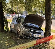 Vilniuje automobilis rėžėsi į autobusų stotelę su žmonėmis: viena mergina žuvo