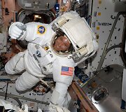 Astronautė Peggy Whitson ir kosmoso naujokas Jackas Fischeris i&scaron;ėjo į atvirą kosmosą