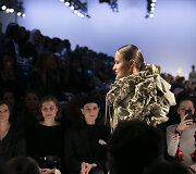 Juozo Statkevičiaus 2020 m. pavasario ir vasaros &bdquo;haute couture&ldquo; kolekcijos modelis