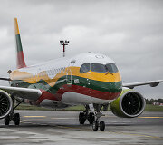 Lietuvos vėliavos spalvomis nudažyto lėktuvo &bdquo;Airbus A220-300&ldquo; pasitikimas Vilniaus oro uoste