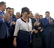 Radovano Karadžičiaus žmona ir dukra atidengia memorialinę lentą