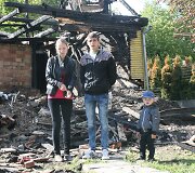 Jauna &scaron;eima po gaisro nenuleidžia rankų &ndash; nori atkurti savo namus