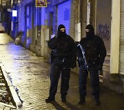 Belgijos pareigūnai &scaron;alia tos vietos, kur buvo surengta antiteroristinė operacija.