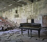 Pianino mokytojo Romaino Thiery įamžinti pianinai apleistuose pastatuose