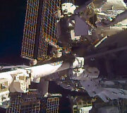 Astronautė Peggy Whitson ir kosmoso naujokas Jackas Fischeris i&scaron;ėjo į atvirą kosmosą