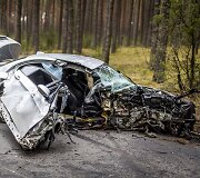Karačiūnų gatvėje BMW atsitrenkė į medį