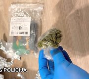 Klaipėdos teisėsaugininkai su įkalčiais sulaikė jaunuolį įtariamą platinusį narkotines medžiagas